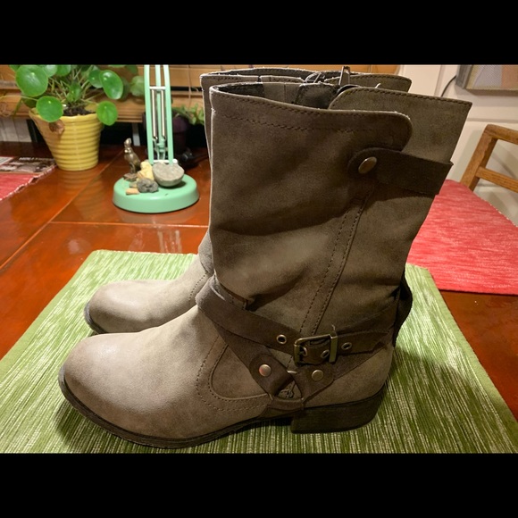 Boots - Picture 1 of 4